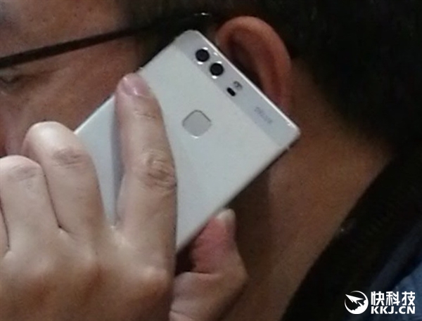 ภาพหลุดประธานบริษัท Huawei ใช้มือถือกล้องหลัง 2 ตัว คาดว่าเป็น P9 ชัวร์