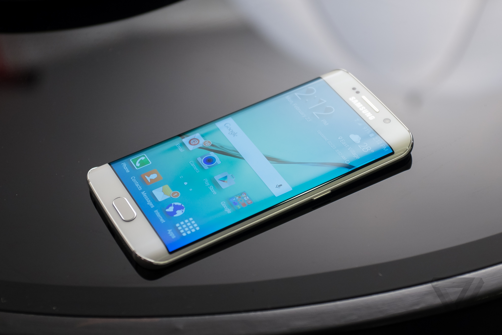 Samsung Galaxy S6  สมาร์ทโฟนแอนดรอยด์ระดับไฮเอน พร้อมหน้าจอ QHD Super AMOLED Dual Edge ขนาด 5.1 นิ้ว